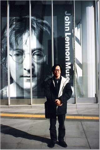 2000.12.03 - Michael in John Lennon Museum