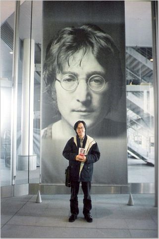 2000.12.03 - Michael in John Lennon Museum
